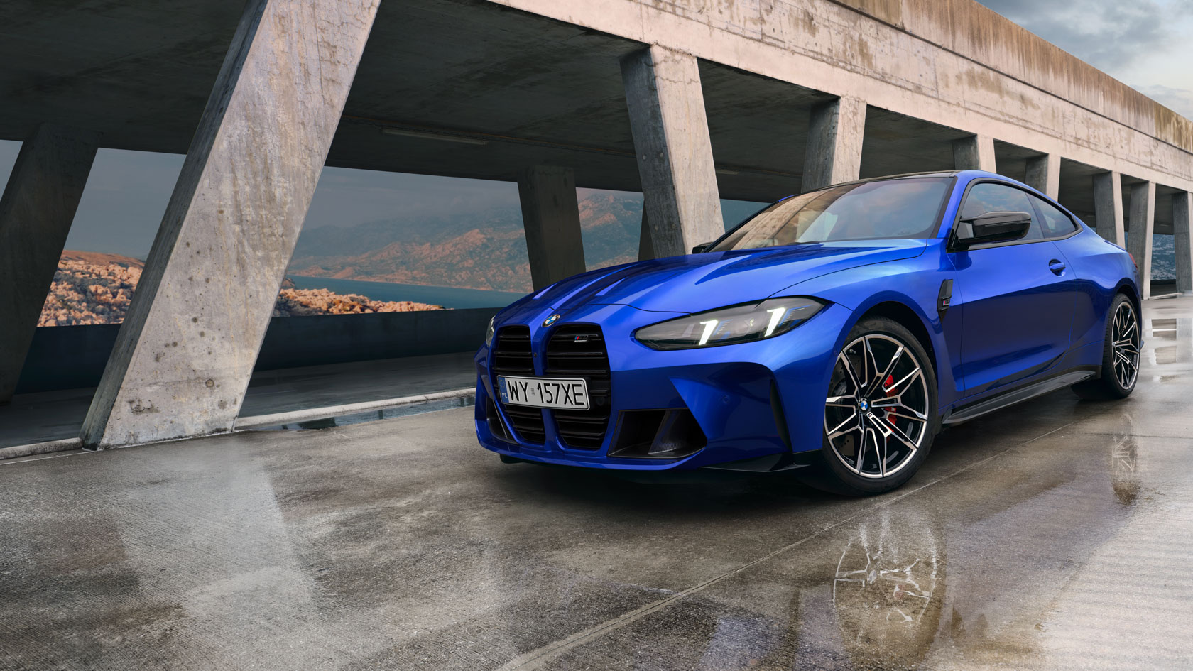 BMW M4 Competition Coupé to topowe modele z serii M, które wyróżniają się agresywnym stylem i osiągami. Najmocniejsza wersja z napędem M xDrive ma 530 KM (390 kW), a wersja z napędem tylnym oferuje 510 KM (375 kW). Obie mają 6-cylindrowy silnik benzynowy M TwinPower Turbo, zapewniając wyjątkową dynamikę zarówno na co dzień, jak i na torze.